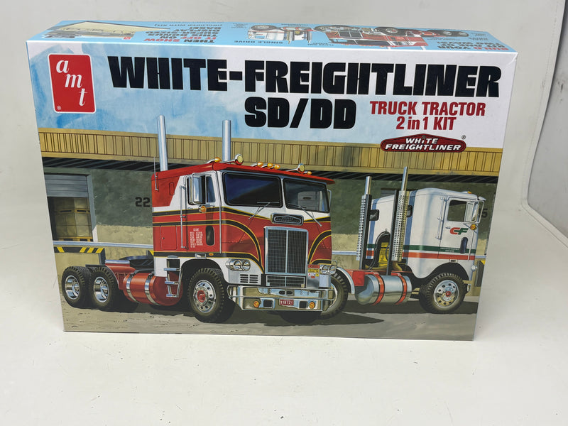 AMT White-Freightliner SD/DD 1/25 Scale Model Kit AMT1046