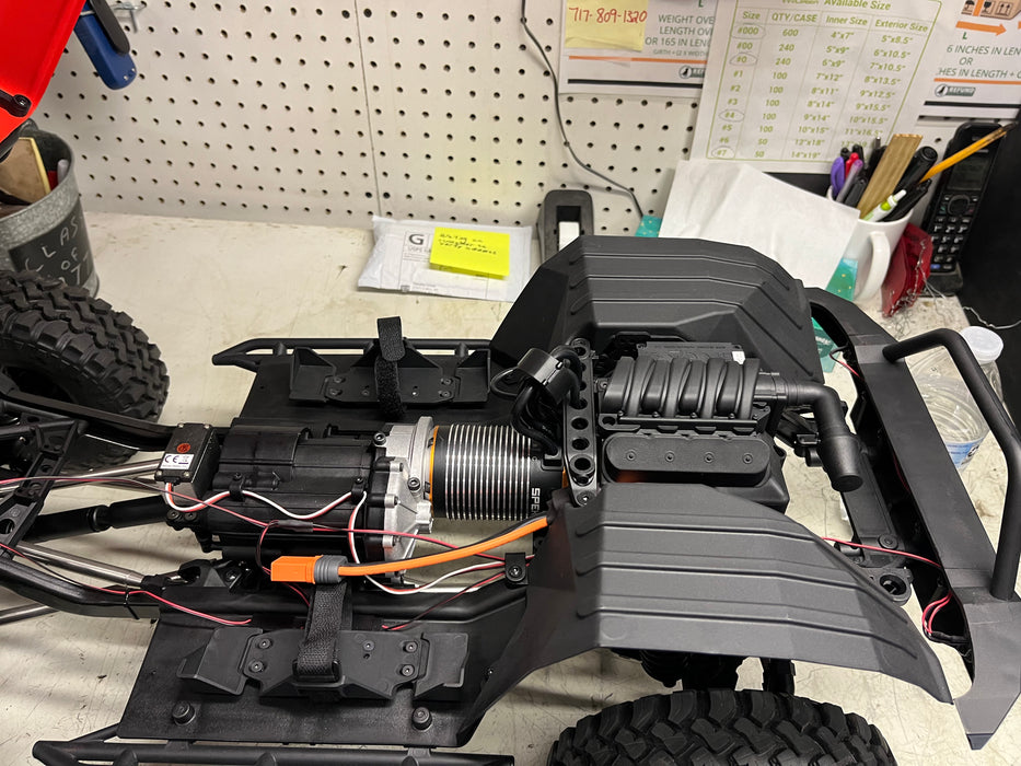 AXI05001T Axial 1/6 SCX6 Trail Honcho 4X4 Rock Crawler RTR (Red) Used but like new.