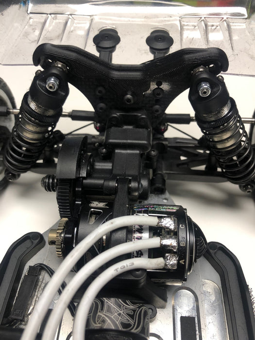 52945 RC ONE Racing REAR SHOCK TOWER COVER XB2 '24