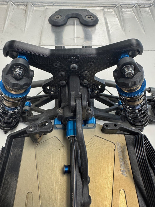 61311 RC ONE Racing REAR SHOCK TOWER COVER B84