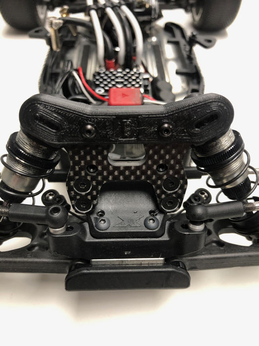 52944 RC ONE Racing FRONT SHOCK TOWER COVER XB2 '24